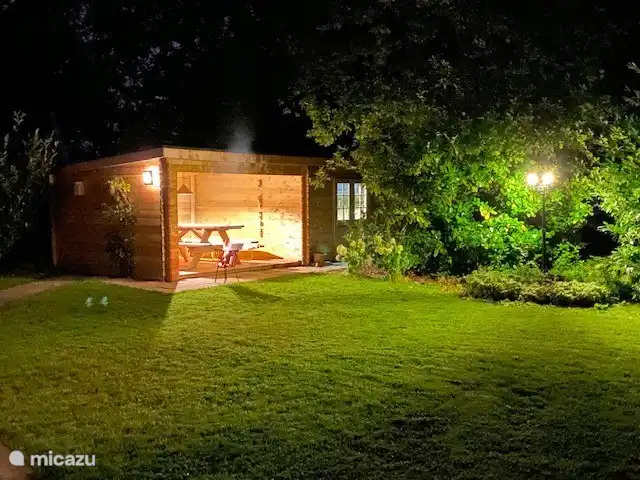 Tuinhuis met schuur. in tuinhuis hangt een elektrische kachel voor heerlijke avonden